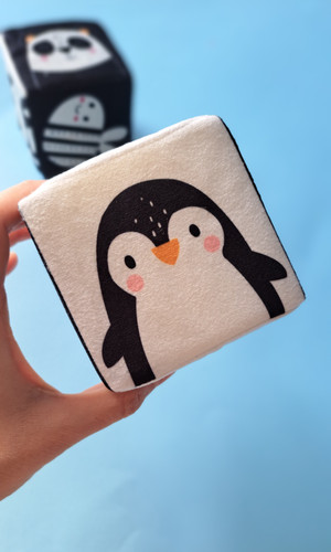 مکعب های پارچه ای سیاه و سفید از واجبات خرید سیسمونی و نوزادی هستن💁♀️ ایمن و باکیفیت 👉 پرورش مهارت های مغزی و حرکتی نوزاد کمک به رشد سیستم بینایی و تمرکز چشم هماهنگی چشم و دست مناسب از بدو تولد